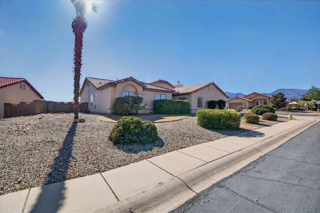 Building Photo - Large Unique Home