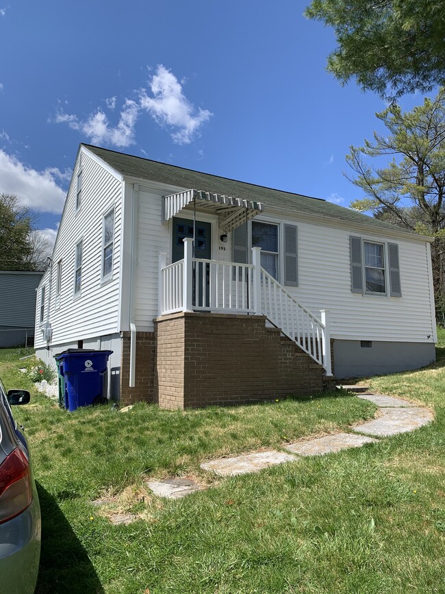 Building Photo - 195 Clearview Dr