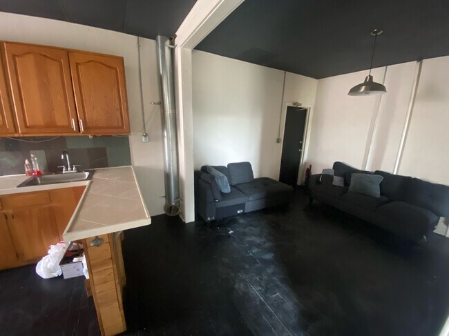 Foto del edificio - 447 Sharon Ave