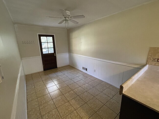 Building Photo - 306 S Pine Hill Rd