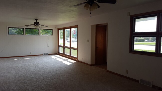 LIVING - 2529 W Richwoods Blvd