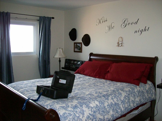 Dormitorio con juego de cama tamaño queen - 115 Marengo Ave