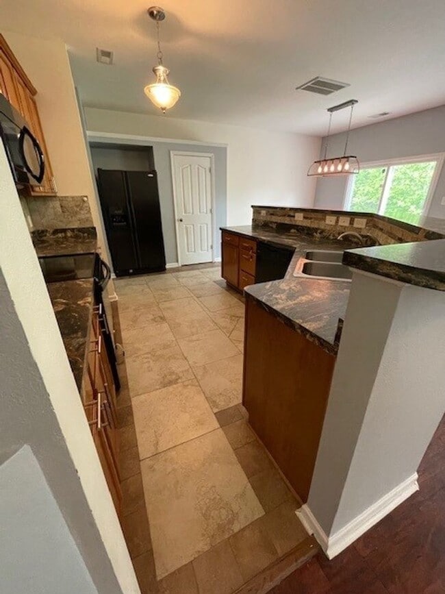 Building Photo - READY TO MOVE IN! PRICE REDUCED! 3 Bedroom...