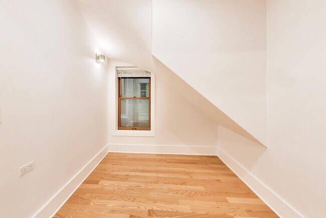 Foto del edificio - 2132 N Oakley Ave