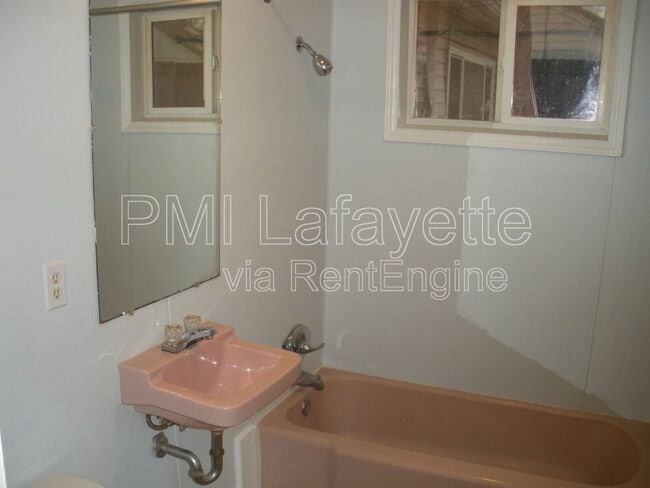 Foto del edificio - 2229 Roselawn Ave