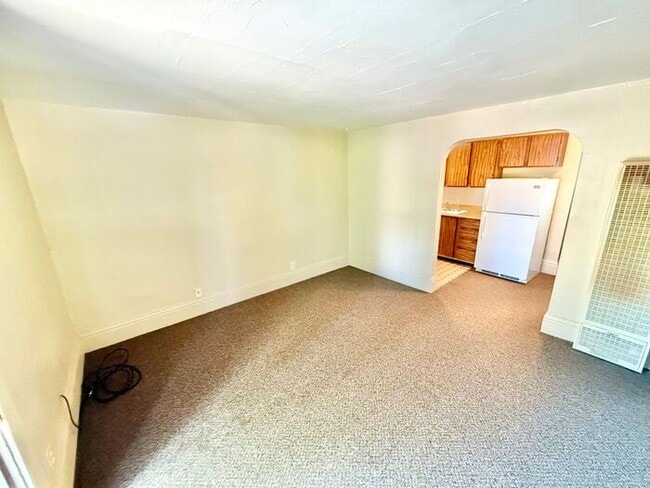 Building Photo - Best Kept Secret! Great Price On This Wond...