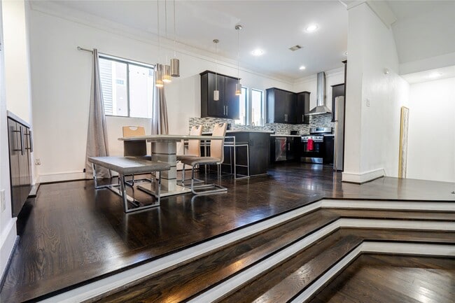 Building Photo - 1205 Summer St