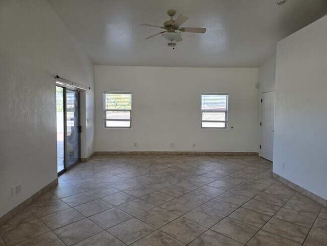 Foto del edificio - Spacious East Side Oasis – 4 Bed, 2 Bath Home with Premium Upgrades!