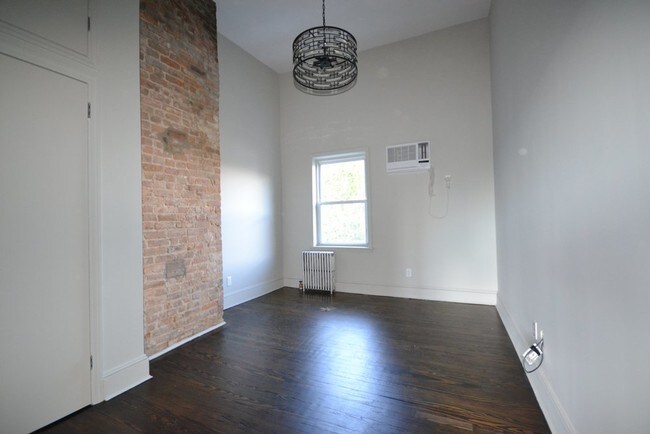 Building Photo - 323 Leonard St