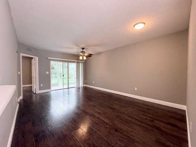 Foto del edificio - 1115 Golden Lakes Blvd