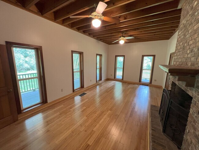 Building Photo - 5 bedroom, 2.5 bathroom secluded country h...