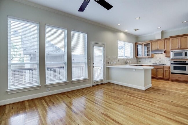 Foto del edificio - 3327 Memorial Crest Blvd