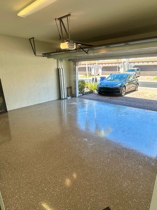 Garaje terminado para 2 autos - 15821 Portofino Springs Blvd