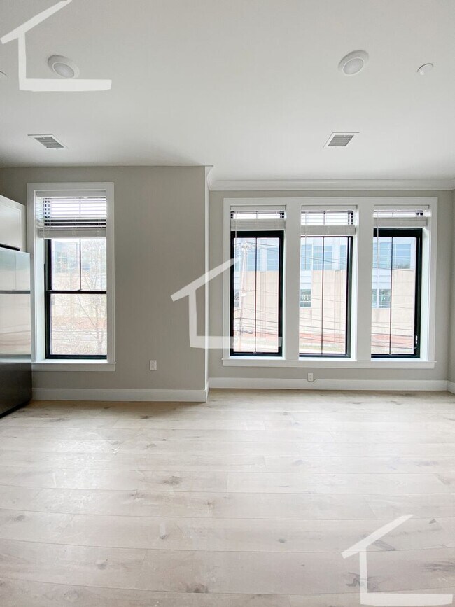Building Photo - Beautiful Studio Apartment Right in The Ba...
