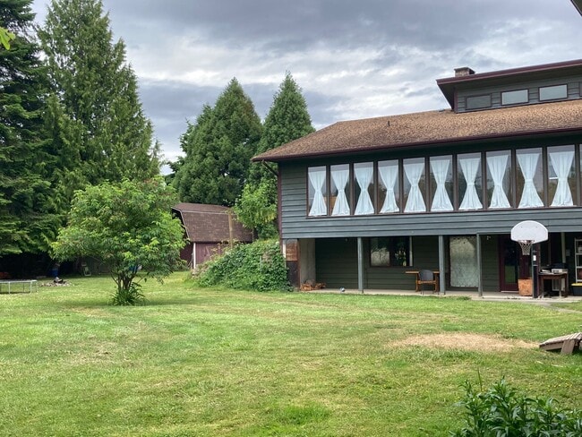 Building Photo - 601 Serpentine Ave