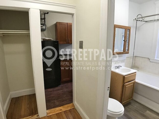 Building Photo - bedroom in Boston MA 02215