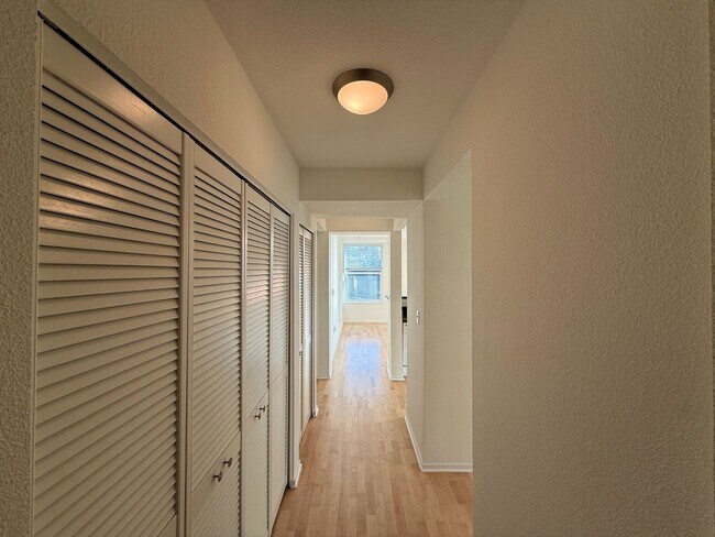 Foto del edificio - 2 Bedrooms / 2 Bathrooms – Corner Unit at Ocean Village Plaza