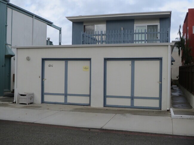 Building Photo - 651 Loma Dr