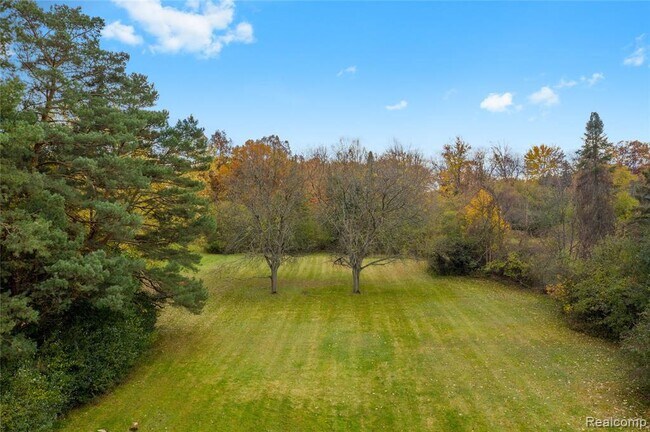 Foto del edificio - 3425 W Long Lake Rd