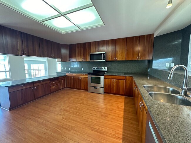 Building Photo - 4 bedroom, 4 bathroom, 3500 SF home with S...