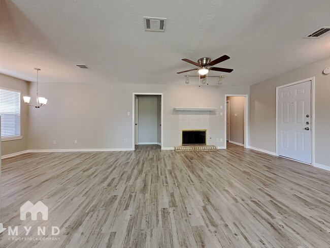 Foto del edificio - 10626 Sagewillow Ln