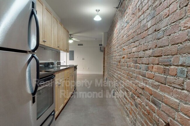 Building Photo - 1321 1/2 E. Main St.