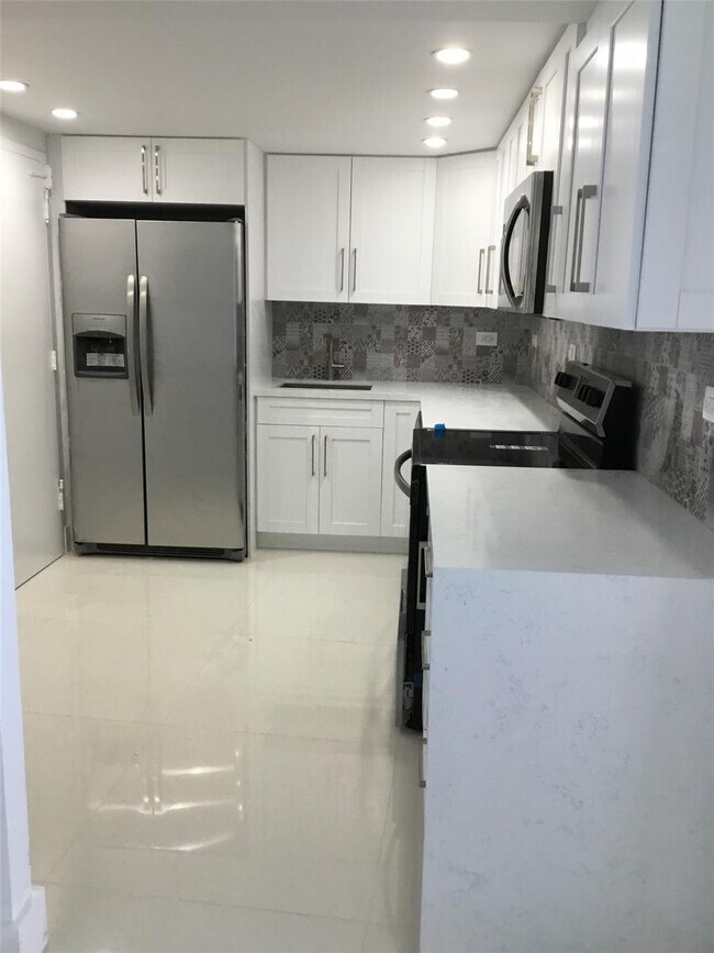 Photo - 6039 Collins Ave Apartments