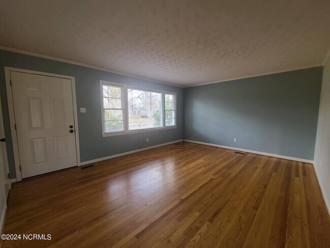 Building Photo - 305 Forest Grove Ave