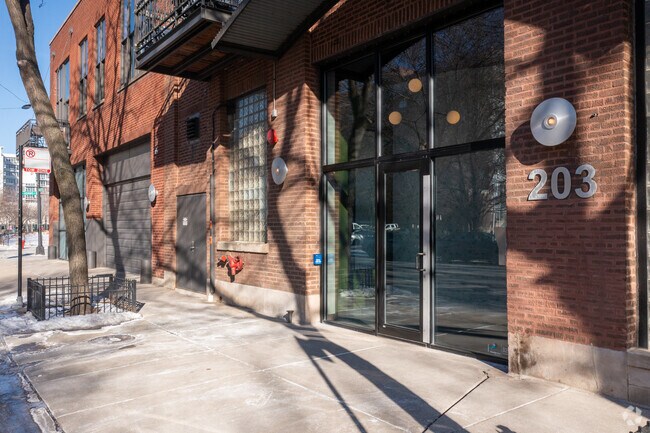 Entrada - 203 S Sangamon St