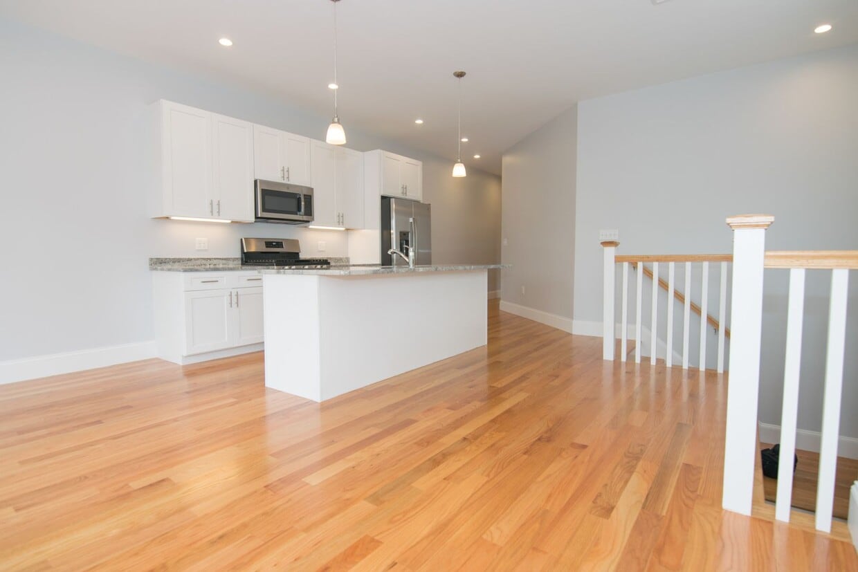 Amazing 4 Bed 2 Bath Available 9/1 in Allston - Amazing 4 Bed 2 Bath Available 9/1 in Allston