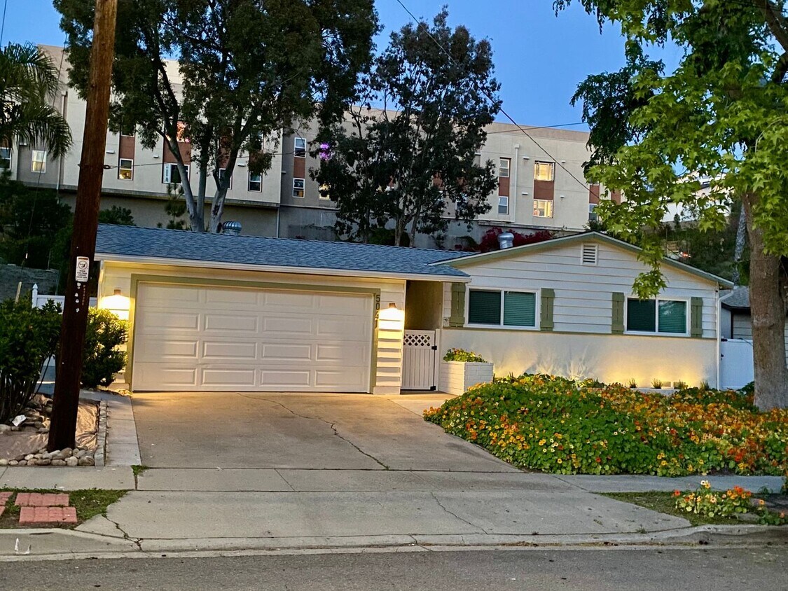 Foto principal - Beautiful 3 Bed/2 Bath Walking Distance fr...
