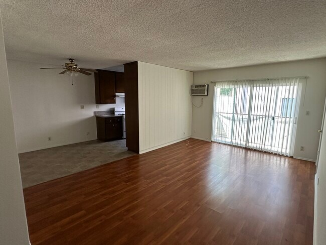 Sala de estar y comedor - 6020 La Prada St