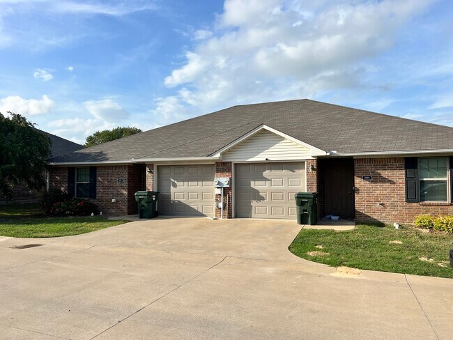 Building Photo - 3976 Cottage Dr