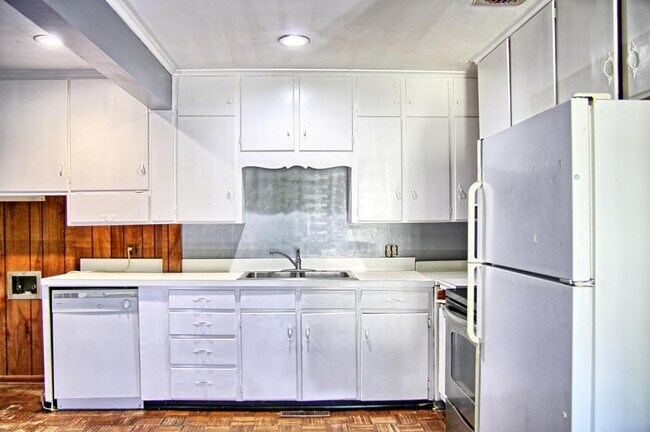 Building Photo - 703 Sherwood