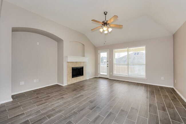 Foto del edificio - 14104 Golden Pass Rd