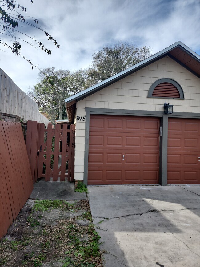Building Photo - 915 Oleander Ave