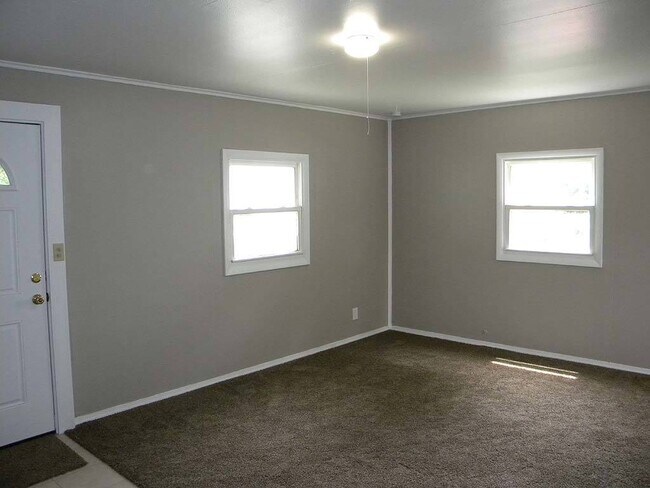 Building Photo - Beautifully Updated 2-Bedroom Ranch in Hom...