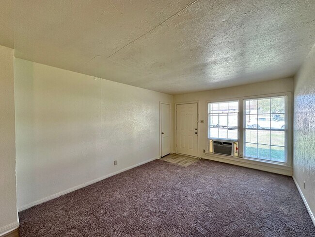 Foto del edificio - 1006-1008 Williamson Dr