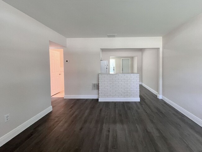 Building Photo - 503 Ave H SE