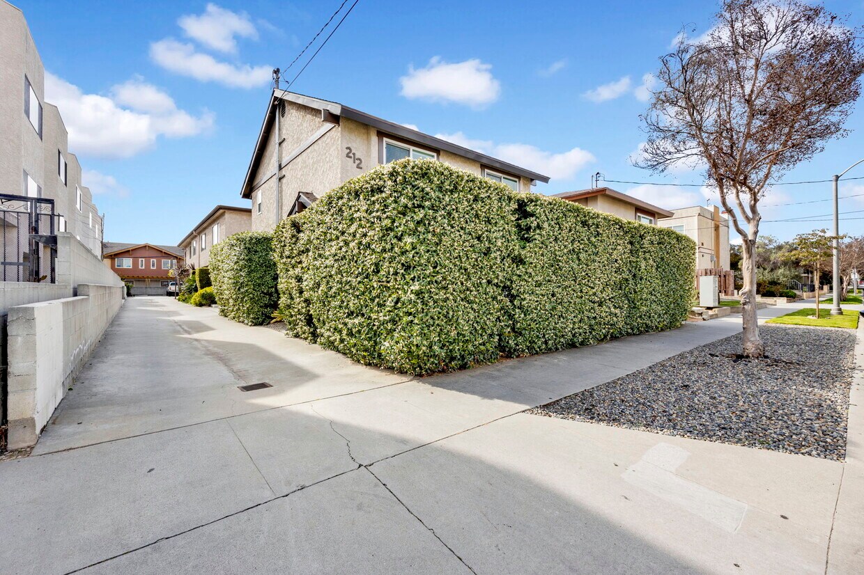 Foto principal - 212 W Grand Ave