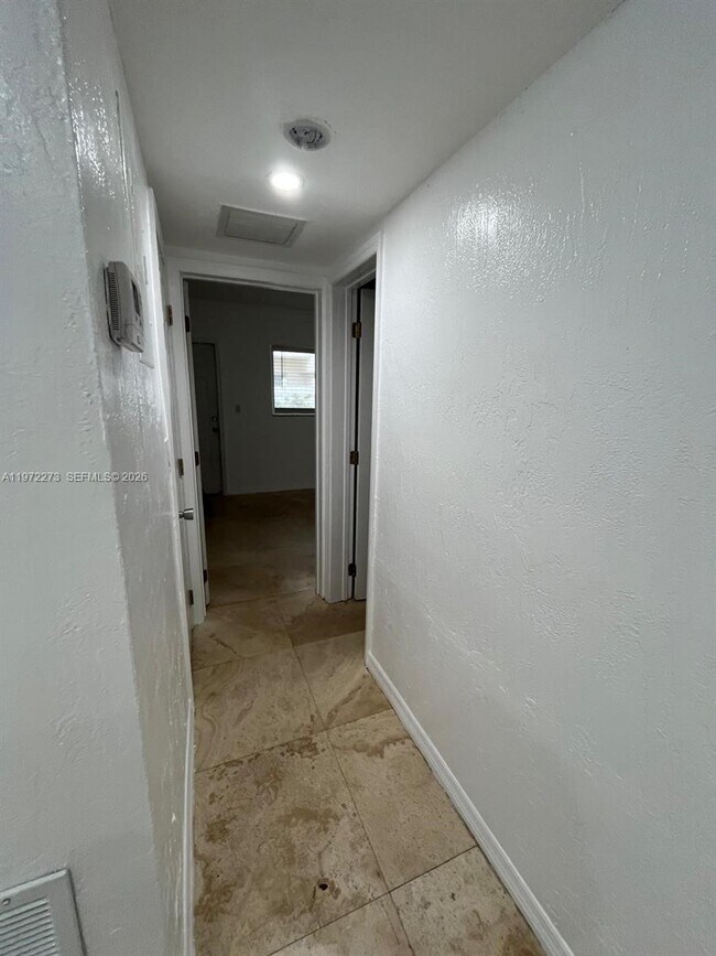 Foto del edificio - 1856 NE 46th St