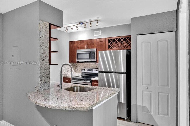 Foto del edificio - 2880 N Oakland Forest Dr