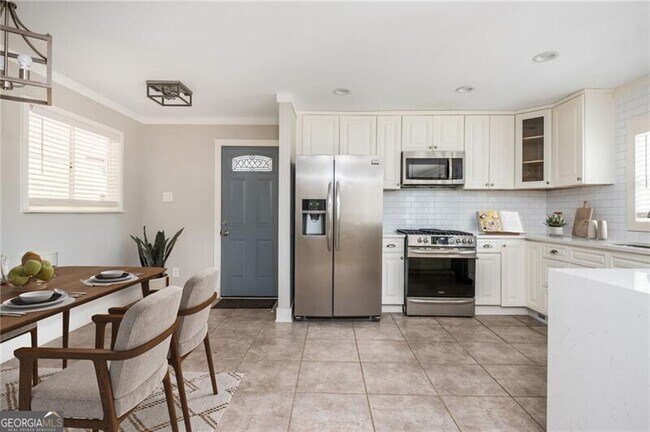 Building Photo - 2542 Warwick Cir NE