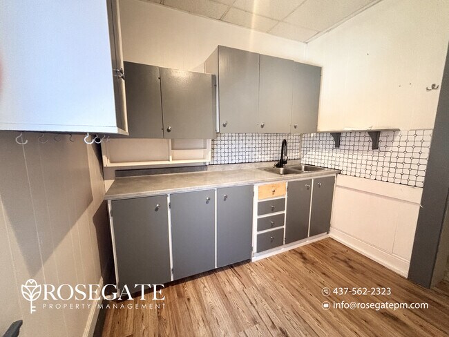 Photo du bâtiment - All-Inclusive 2-Bedroom + Den Semi-Detached Home with 4 Parking Spaces – Barrie