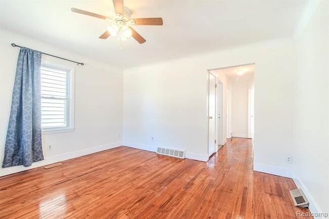 Building Photo - 1216 E George Ave