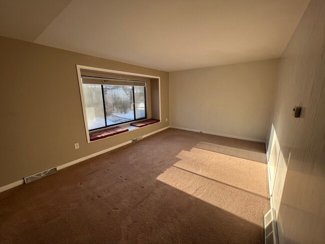 Living room - 301 Woodbridge Dr