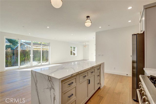 Foto del edificio - 1688 N Sierra Bonita Ave