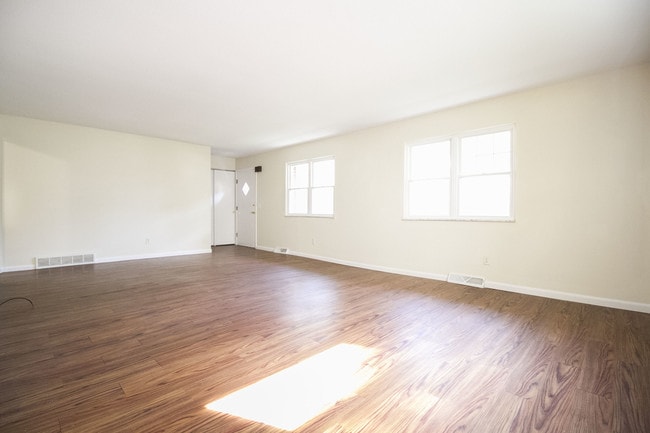 Building Photo - 319 Torrington Dr