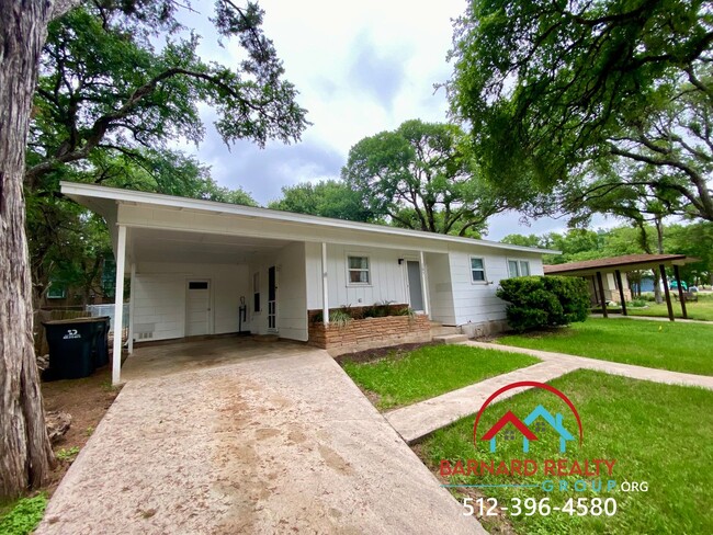Building Photo - Available Now: 2 bed/1 bath with Fenced Ya...