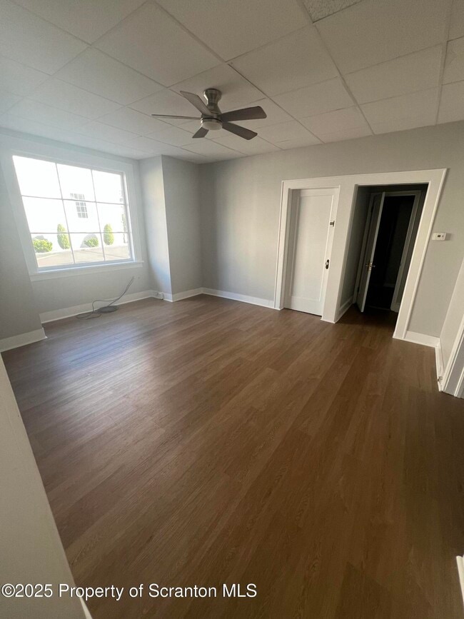 Foto del edificio - 527 E Drinker St